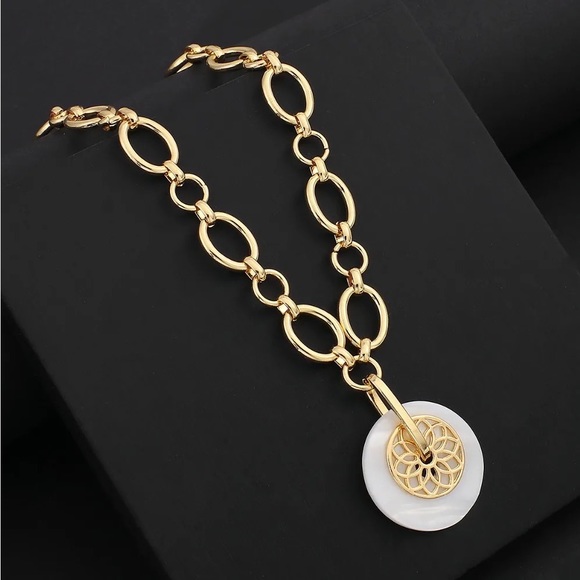 π―οΈβ¨ Gold Chain & Pearl Acrylic Necklace β¨π―οΈ Brand New - Picture 6 of 10
